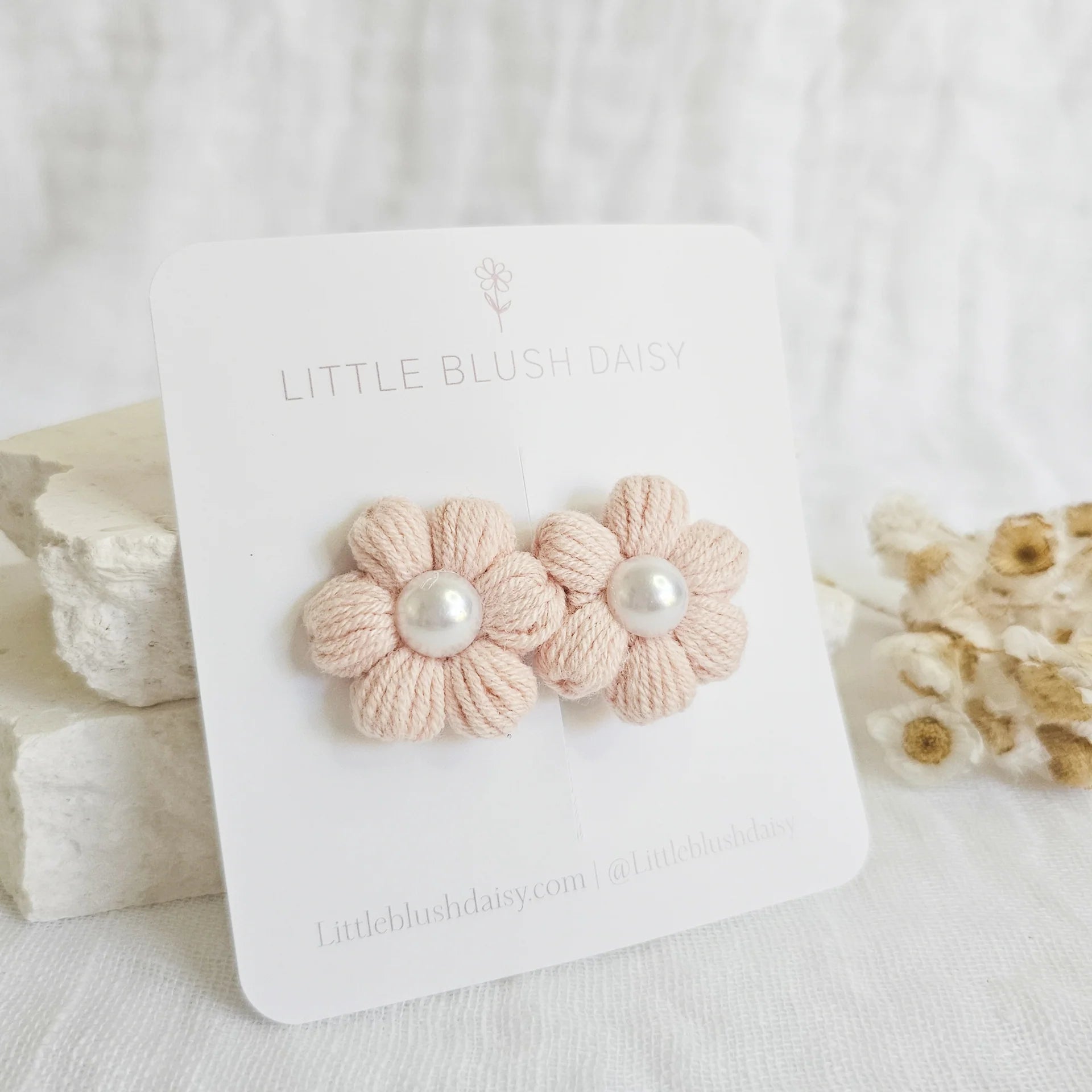 Pearl Puff Daisy Fully Lined Clips