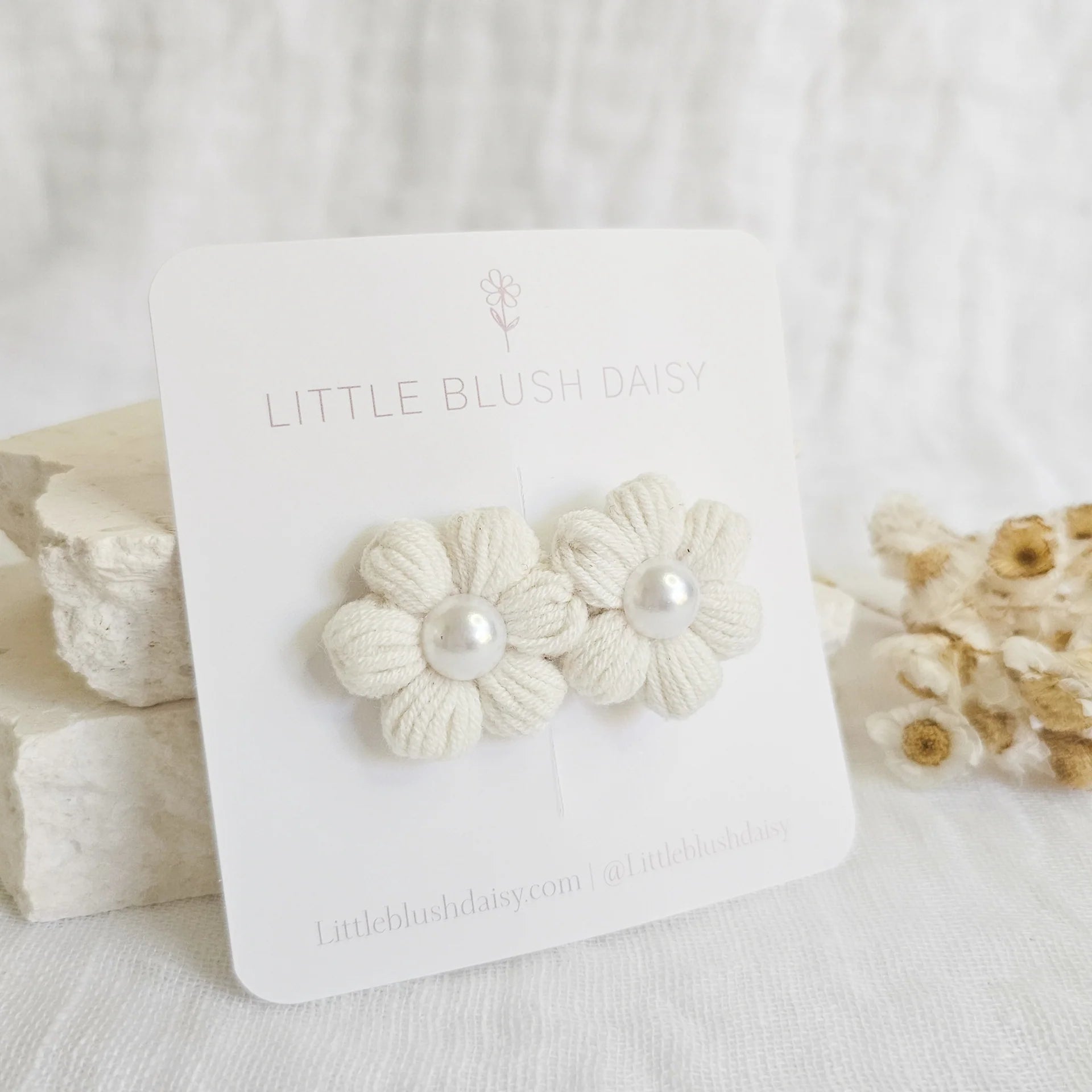Pearl Puff Daisy Fully Lined Clips